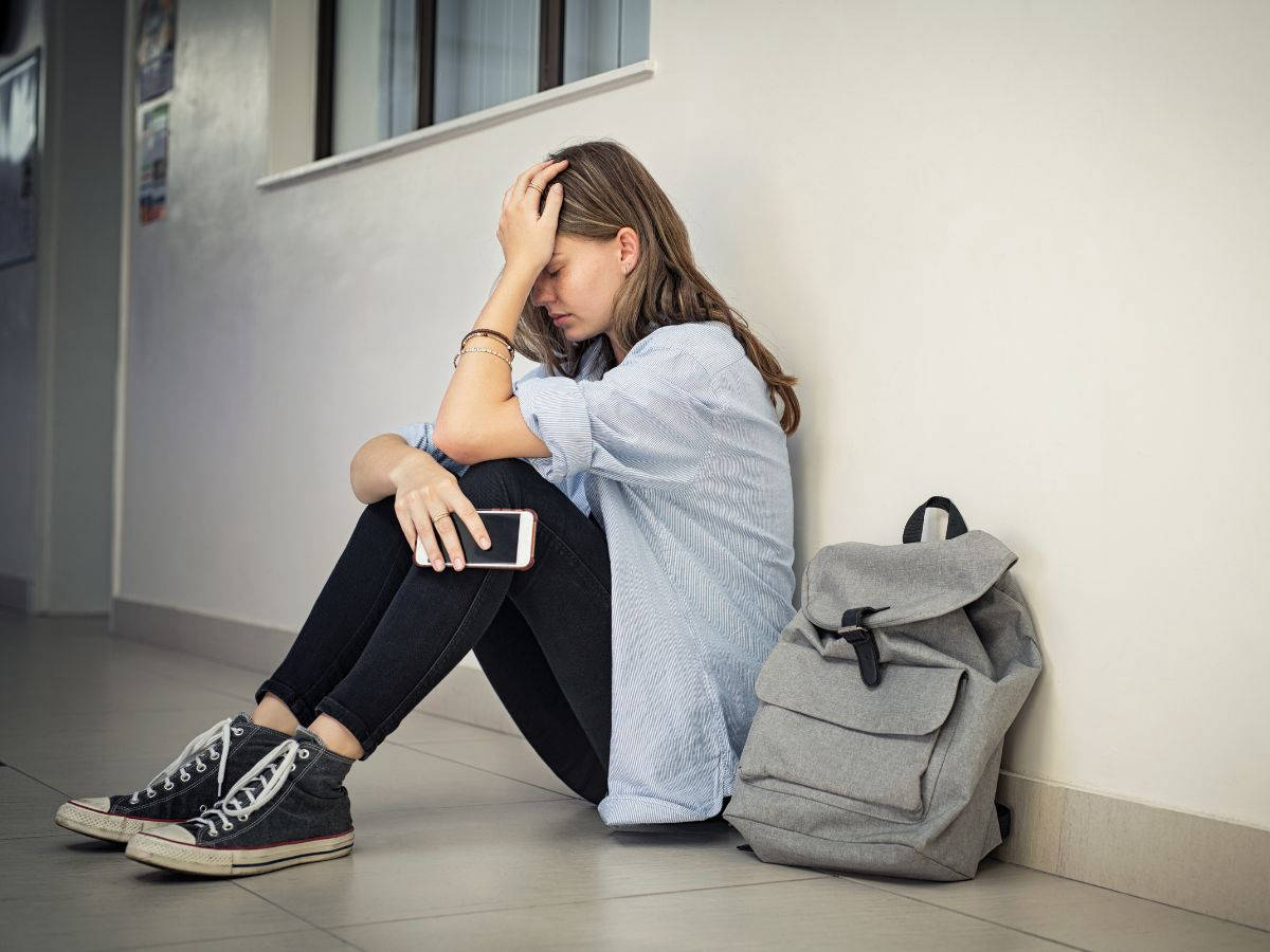 Estudiante preocupada a punto de abandonar sus estudios